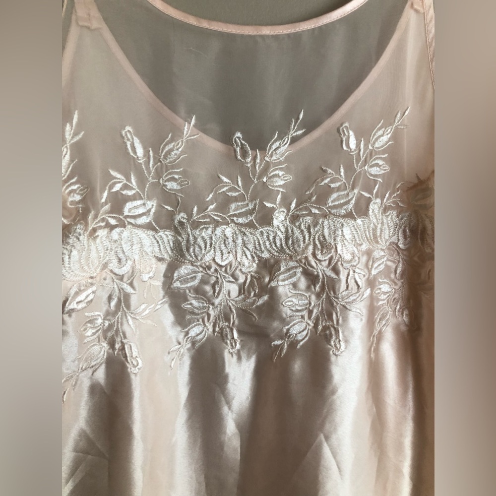 ALEXANDRIA NICOLE Cream Colored Embossed Gown Nightie Size M